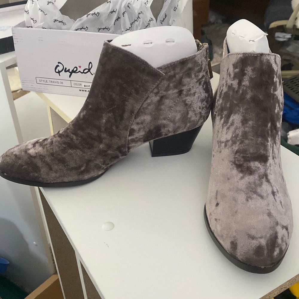 Like New Qupid Mauve crushed velvet Travis boot